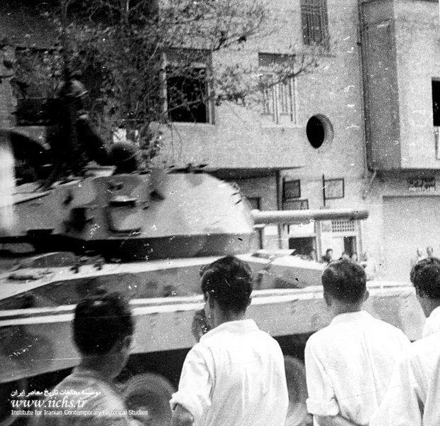 استقرار تانک‌ها در مناطق مختلف شهر تهران در پی نخست وزیری احمد قوام